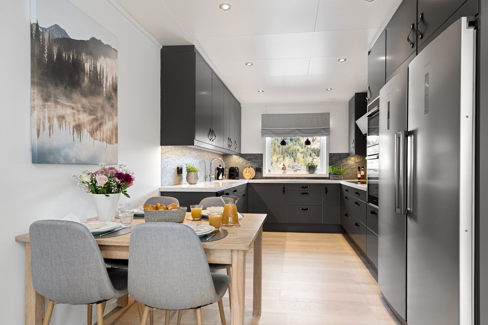 Kjøkkeninnredningen fra Epoq (modell Trend Dark Grey) ble montert i 2018 og har en praktisk spiseplass for hverdagsmåltidene. Galleribilde