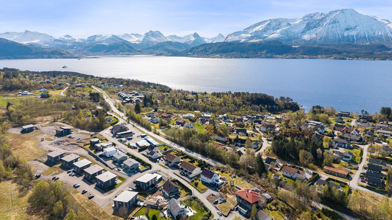 Emblem byr på naturskjønne omgivelser med nærhet til sjøen og de majestetiske Sunnmørsalpene. Galleribilde