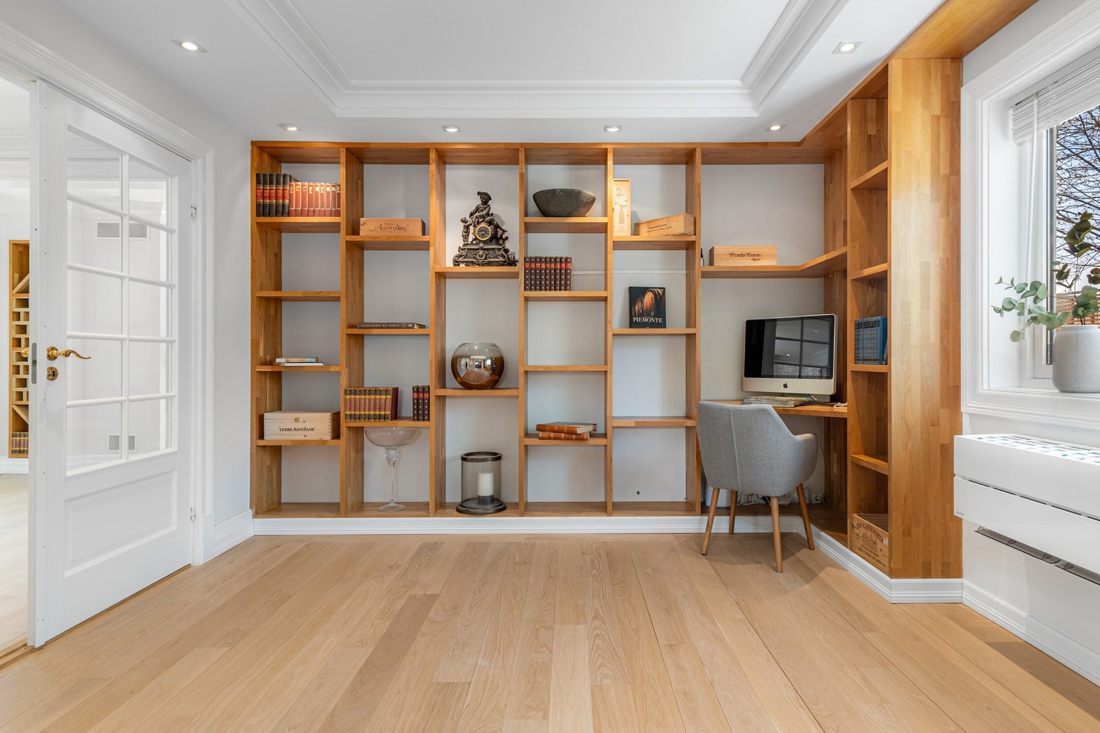 Fra stuen er det doble dører med glassfelt inn til bibliotek/kontor. Galleribilde