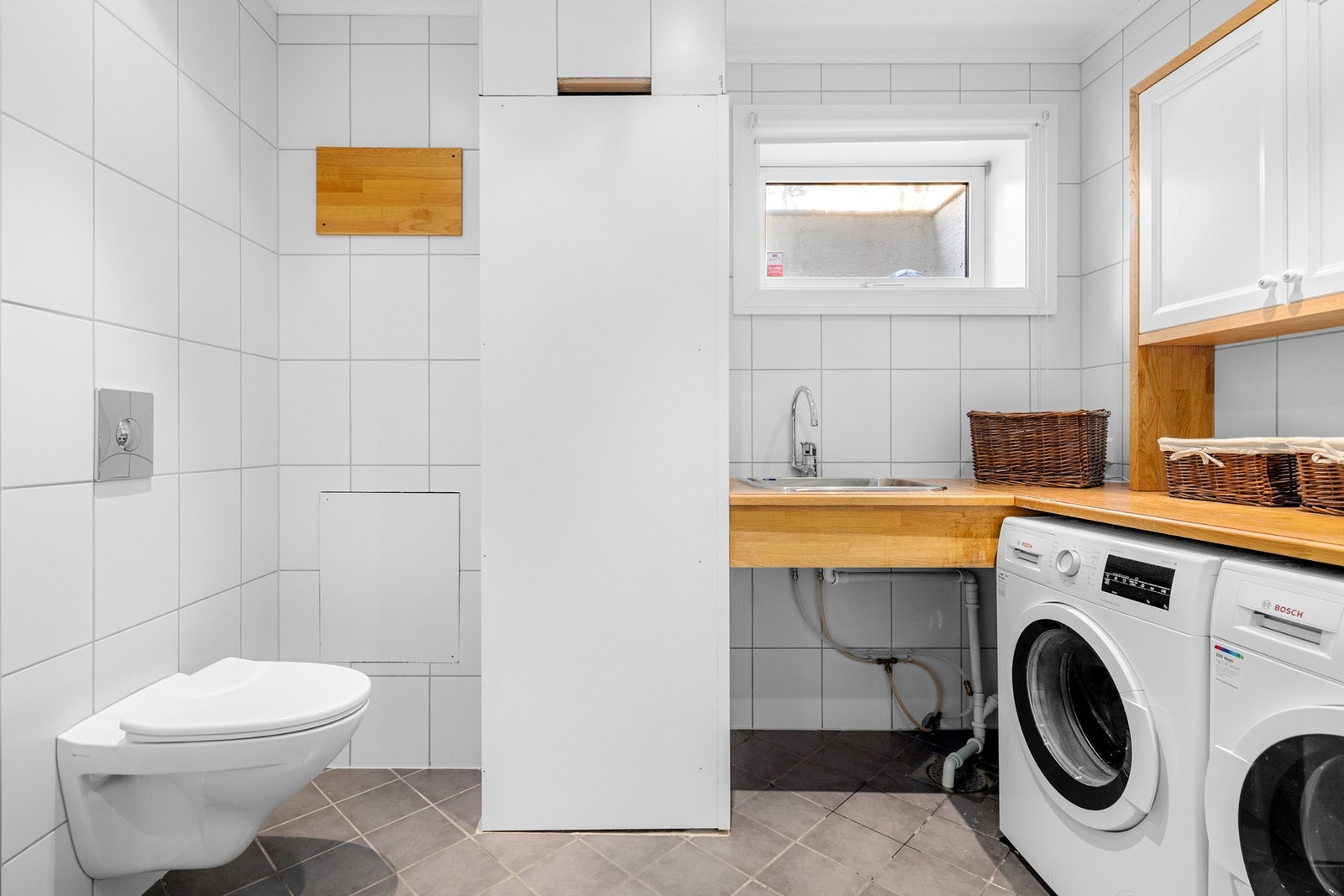 I underetasjen er det et også et lyst og praktisk bad/vaskerom. Rommet har fliser på gulv og vegger, deilig gulvvarme, downlights i himlingen og elektrisk styrt vifte. Galleribilde
