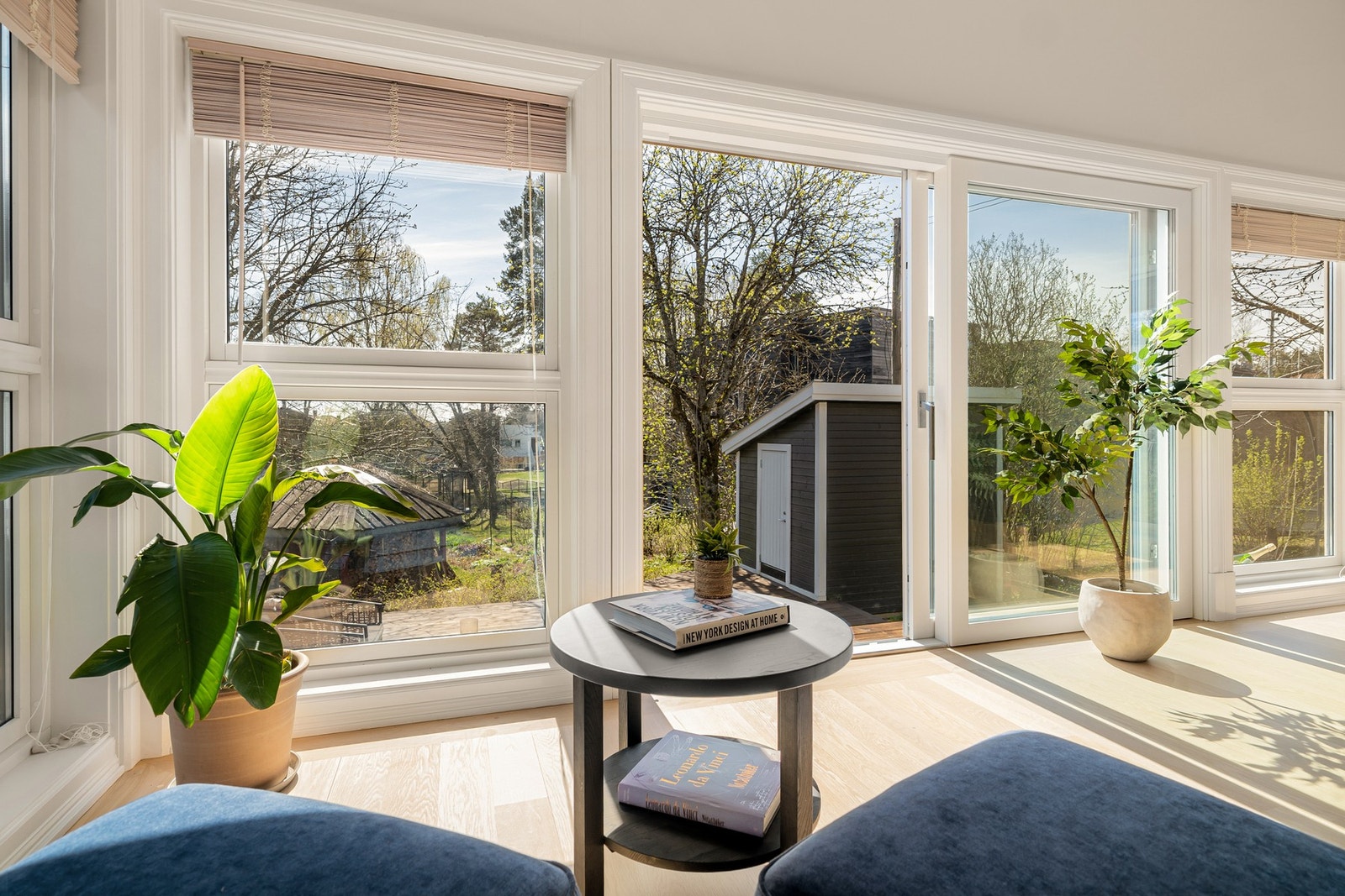 Store vinduer mot både øst, syd og vest sørger for rikelig med naturlig lys fra morgen til kveld. Galleribilde