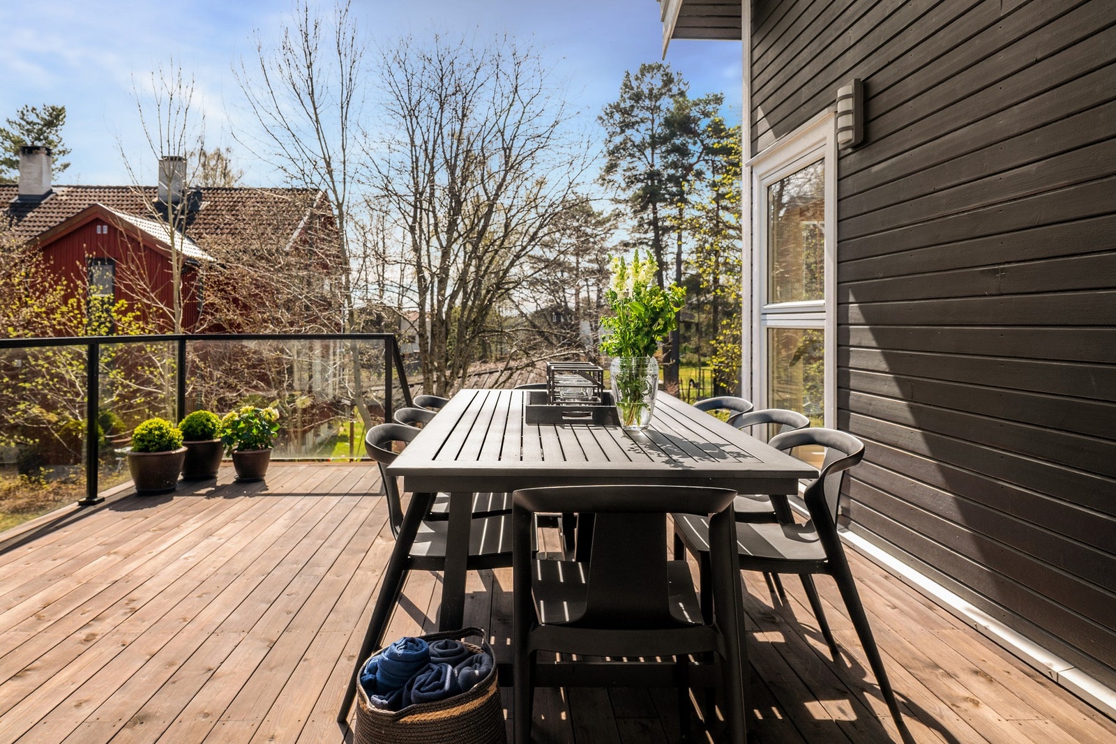 Terrassen har trykkimpregnerte terrassebord på gulv, rekkverk med glassfelt og god plass til sittegrupper etter eget ønske. Galleribilde