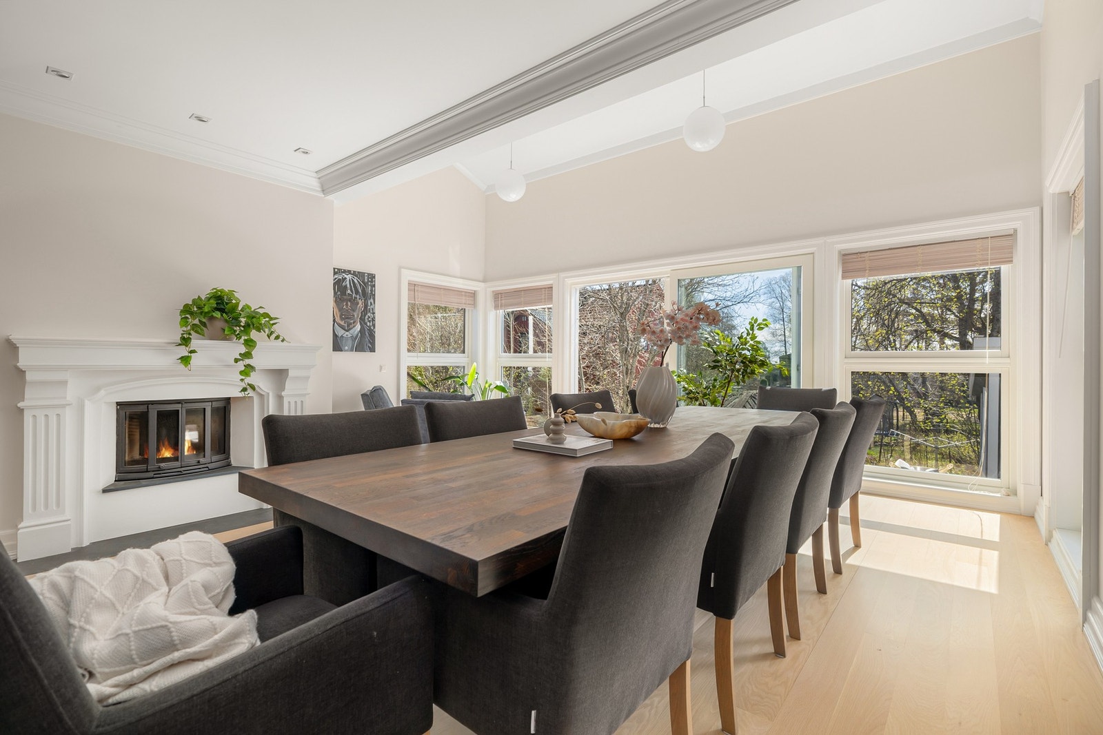 Som et fint midtpunkt i stuen er det en lekker peis med peisinnsats som både gir god varme og bidrar til ekstra hygge. Galleribilde