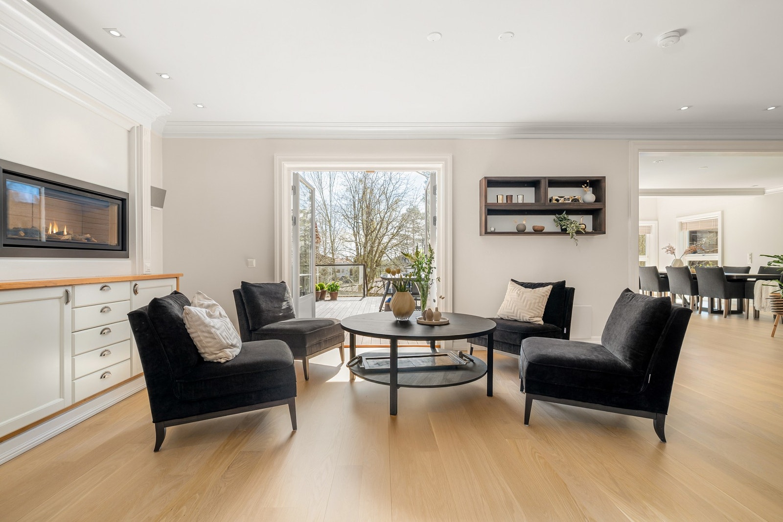 Boligen har en innholdsrik planløsning over 3 plan med flere fine oppholdsrom i 1. etasje, samt ekstra stue, 4 soverom og baderom i 2. etasje. I tillegg er det bad/vaskerom og gode lagringsmuligheter i underetasjen. Galleribilde