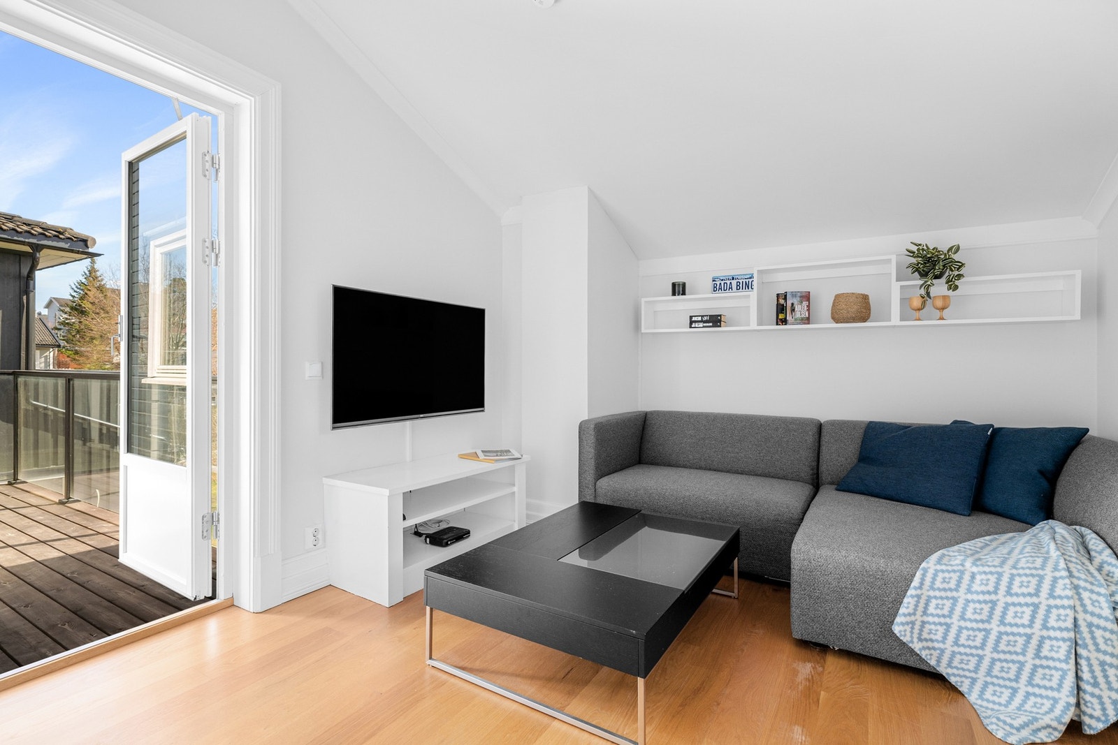 En lys og hyggelig ekstra stue som passer perfekt som tv-stue. Galleribilde