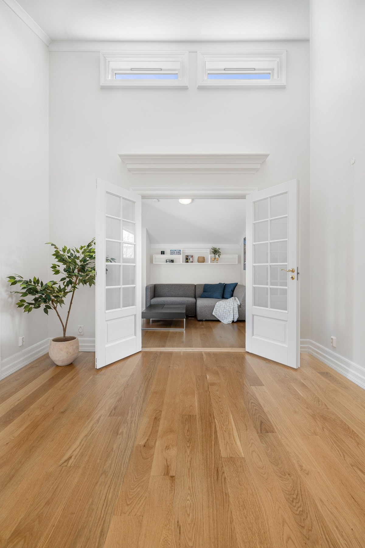 Fra gangen er det doble dører med glassfelt inn til loftstuen. Galleribilde