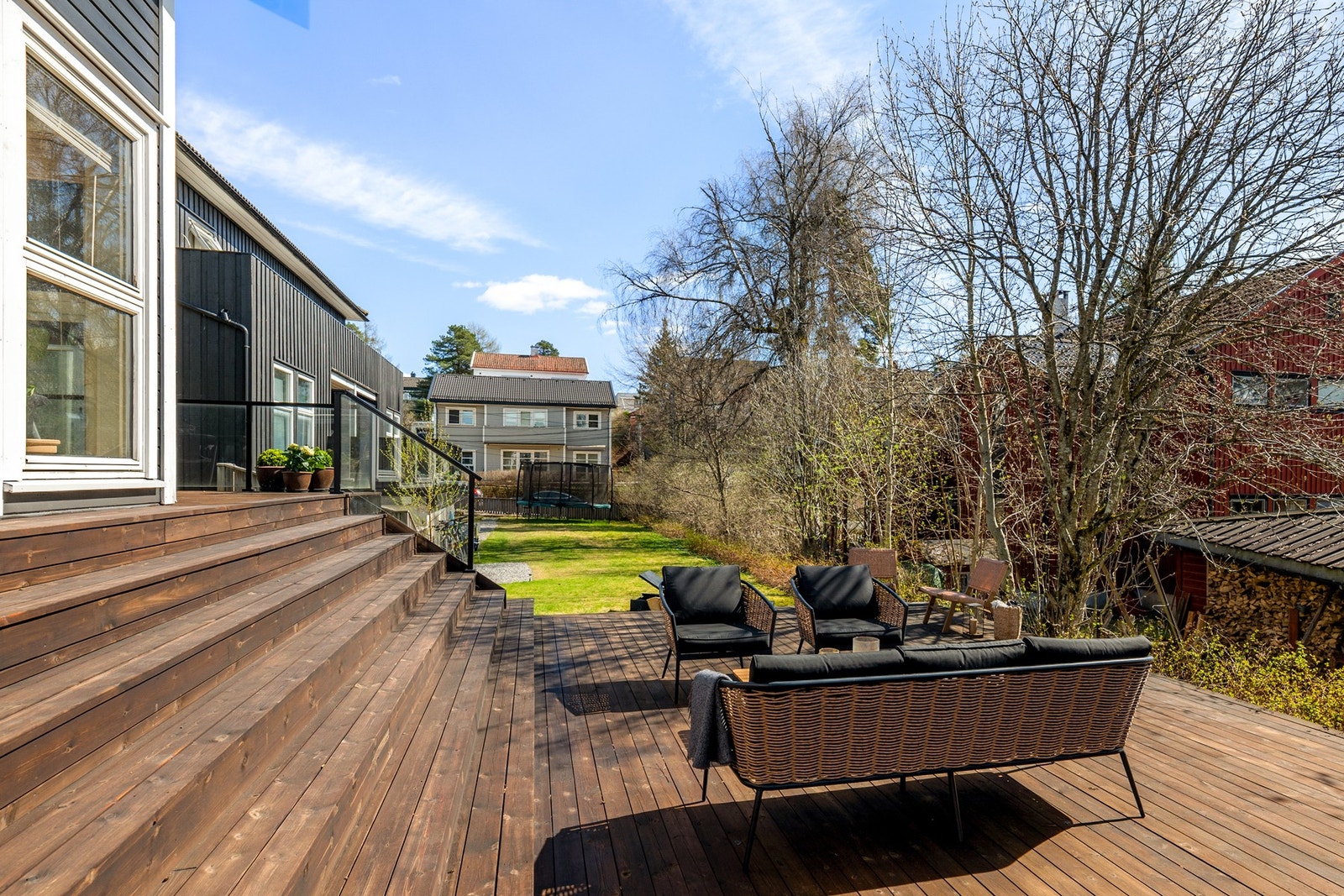 Fra terrassen er det en bred trapp ned til en solrik sydvendt terrasse på ca. 42m². Galleribilde