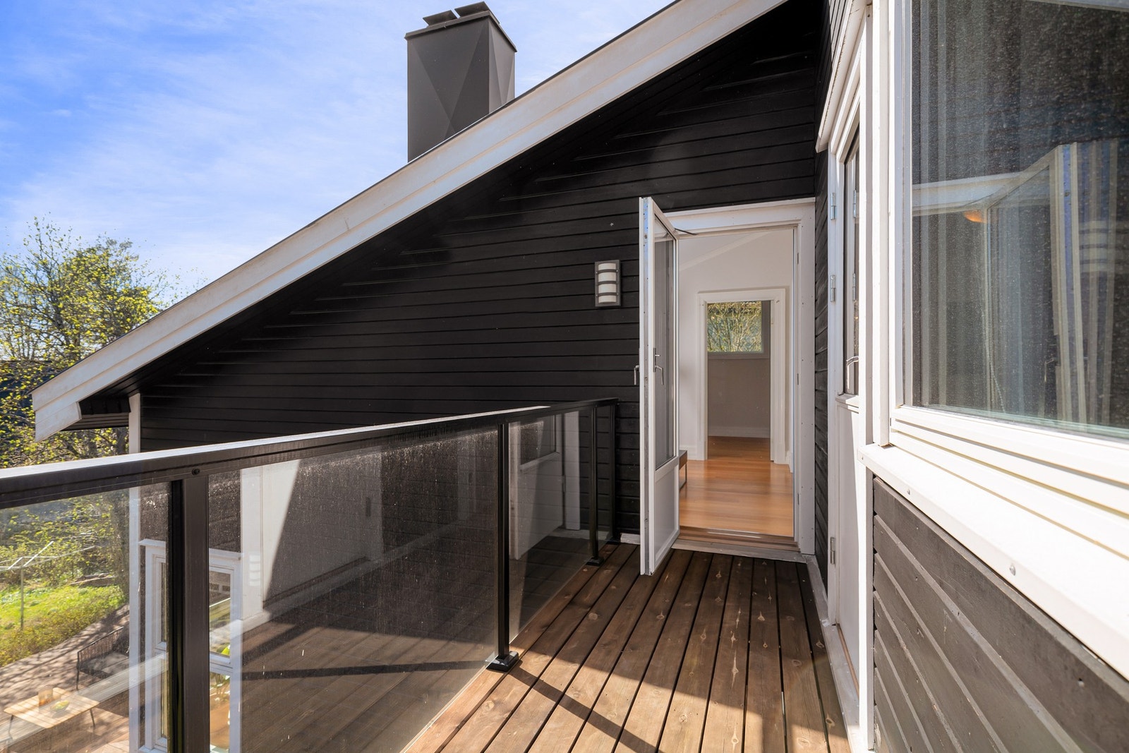 Fra loftstuen er det utgang til en fin sydvendt balkong på ca. 5m². Balkongen har impregnerte terrassebord på gulv og moderne rekkverk med glassfelt. Galleribilde