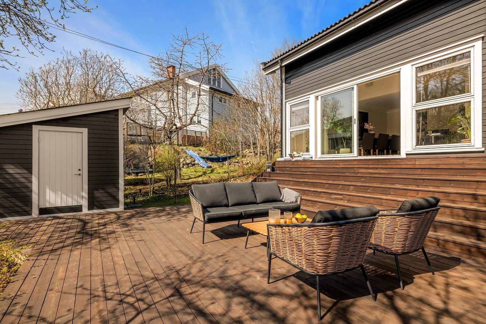 Fra stuen er det en stor skyvedør ut til terrassen som blir en naturlig forlengelse av stuen på sommerstid. Galleribilde