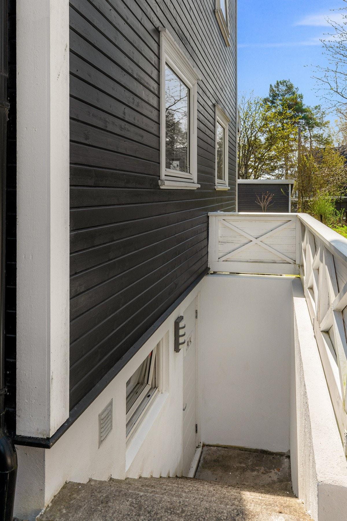 Hybeldelen har egen inngang på vestsiden av huset. Galleribilde