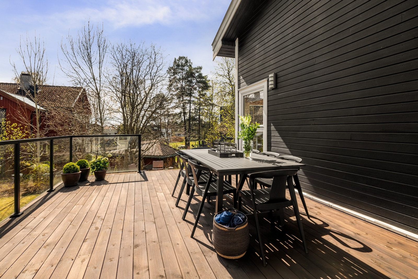 Fra stuen er det doble dører ut til en flott og solrik sydøstvendt terrasse på ca. 31m². Galleribilde