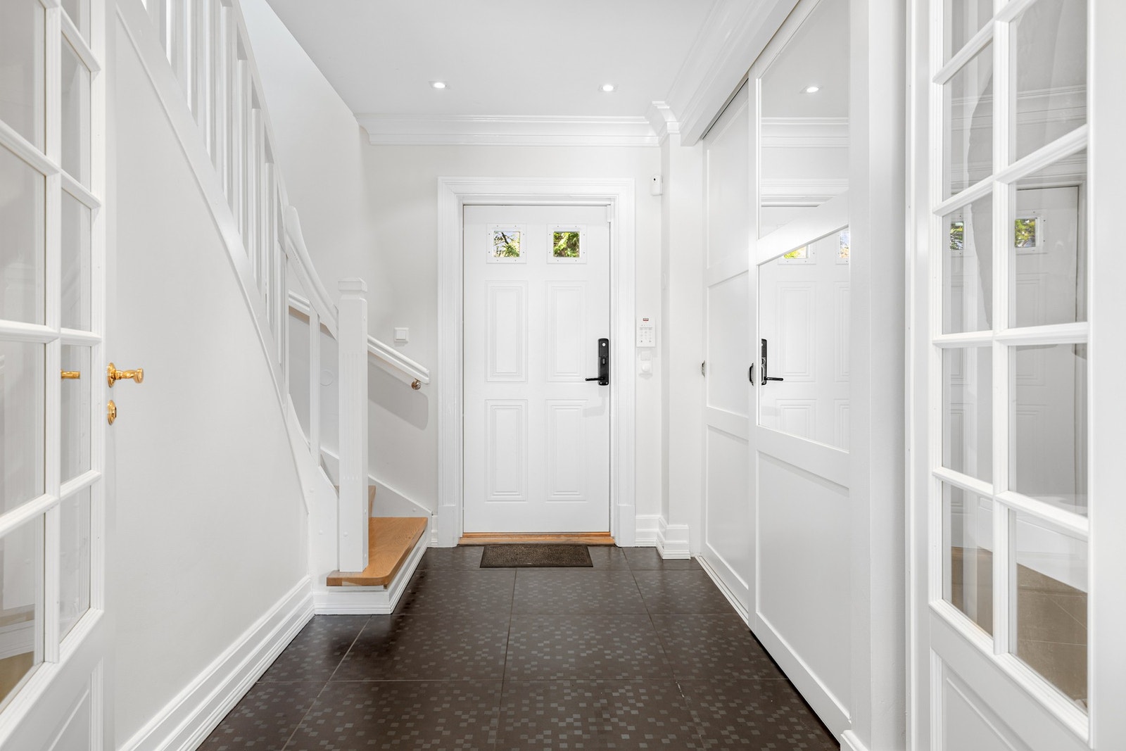 Når du entrer boligen, kommer du inn i en lys og innbydende entré som gir et godt førsteinntrykk. Her har du rikelig med oppbevaringsplass i stor plassbygget skyvedørsgarderobe. Galleribilde