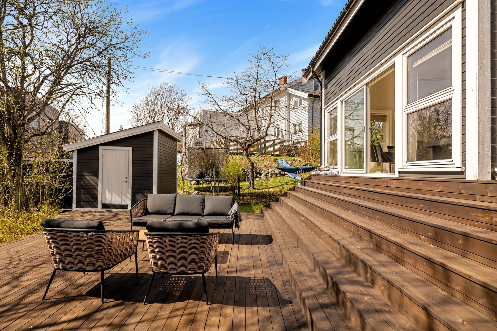 Fra terrassen har du også adkomst til en praktisk frittliggende utebod på 8m². Galleribilde