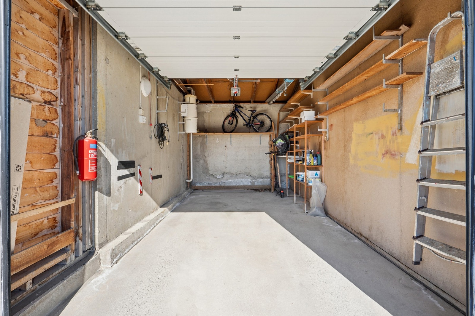 Garasje på 18 m² er integrert i bygget, med god plass til bil og lagring. Galleribilde