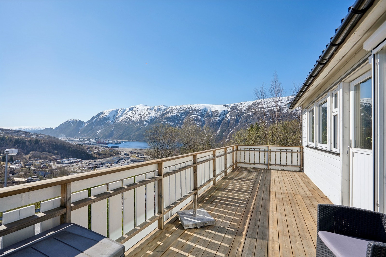Fra stuen er det utgang til en sørvendt og romslig balkong. Her er det god plass til utemøbler og fin utsikt. Galleribilde