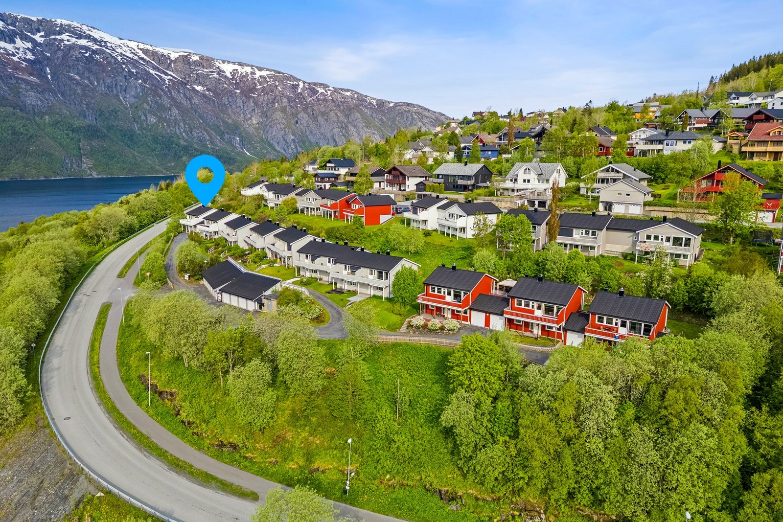 Velkommen til Hegrevegen 2! En velholdt kjedet enebolig i et familievennlig borettslag, med garasje integrert i bygningskroppen. Galleribilde