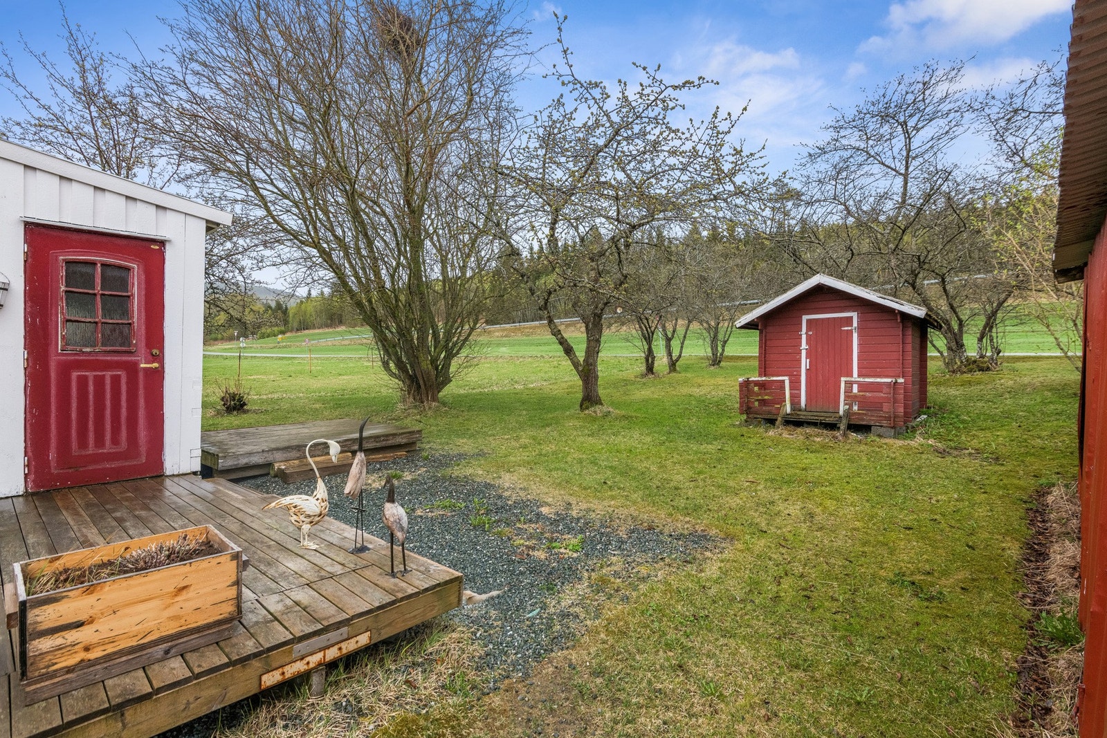 Ute har man gode muligheter for å lage seg en frodig hage. I hagen er det kirsebærtre, plommetre, epletre, pæretre, bringebær, stikkelsbær, solbær og rips. Galleribilde