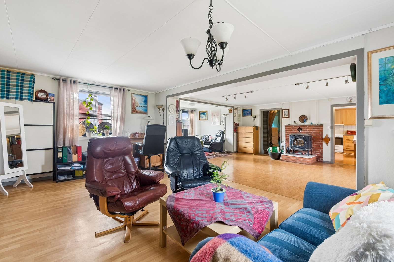 Behagelig kombinasjon av vedfyring og luft til luft varmepumpe. Galleribilde