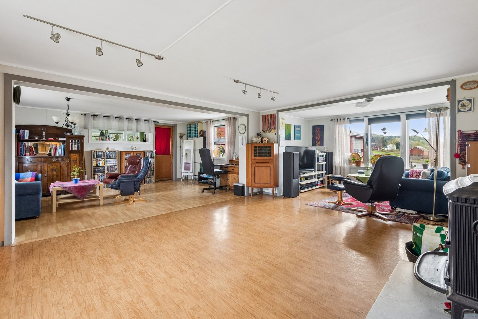 Stuen er lys og har enkel adkomst til veranda. Galleribilde