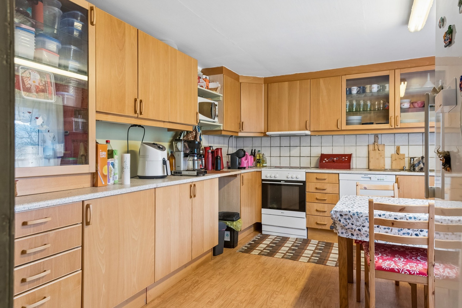 Boligen har to bruksenheter med en hoveddel og en kårdel. Hoveddelen har et romslig kjøkken med avsatt plass til hvitevarer. Galleribilde