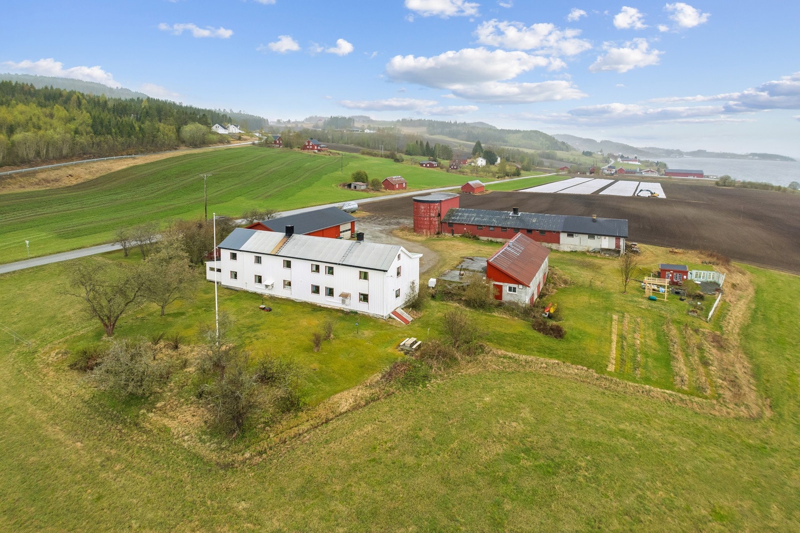 Idyllisk og landlig eiendom på Frosta. Eiendommen er over fire mål med flott utsikt utover Trondheimsfjorden. Galleribilde