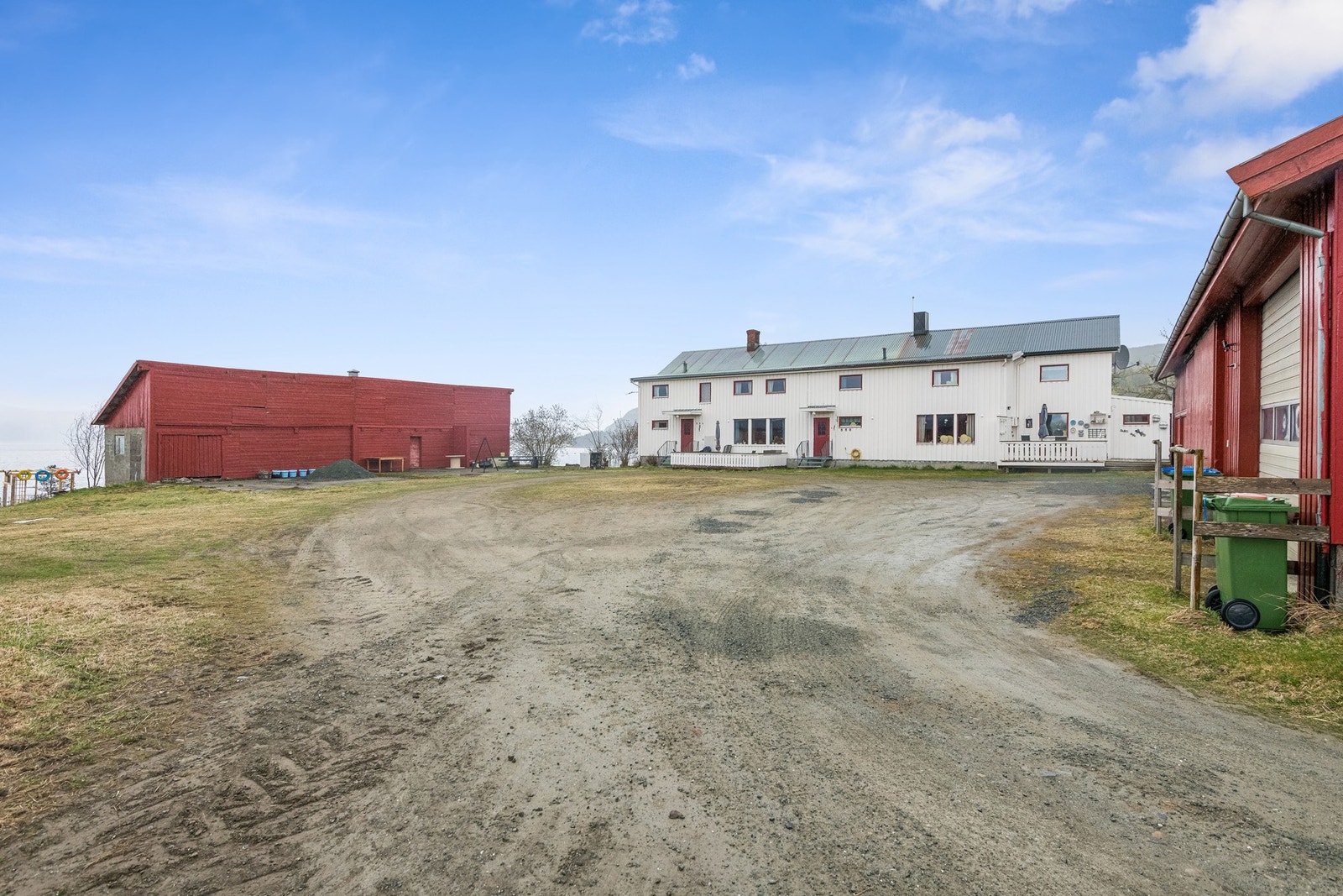 Gårdstunet er lunt med god plass til biler, traktor o.l. Galleribilde