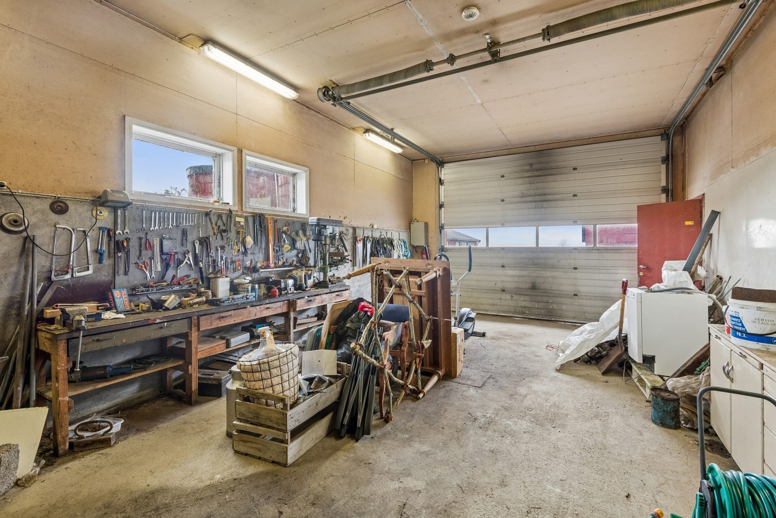 Stor garasje redskapsbu med hele 5 garasjeporter, hvorav 3 er ekstra høye. Galleribilde
