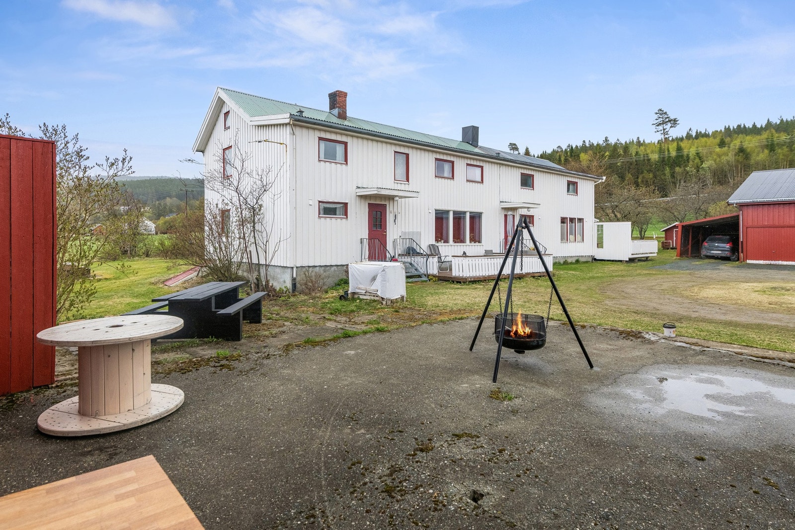 Romslig gårdsplass Galleribilde