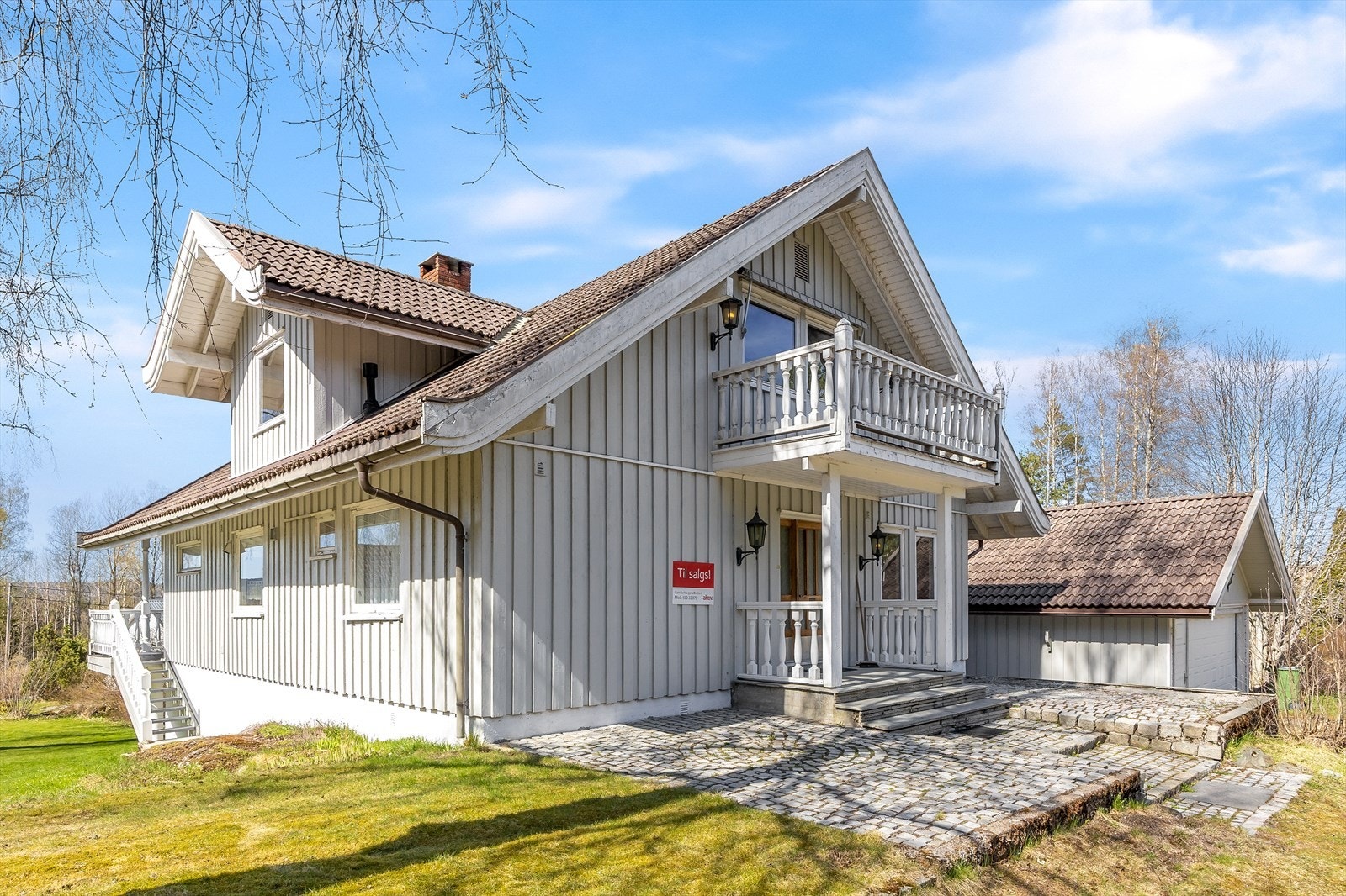 Selve inngangspartiet er brosteinsbelagt og har skifertrapp Galleribilde