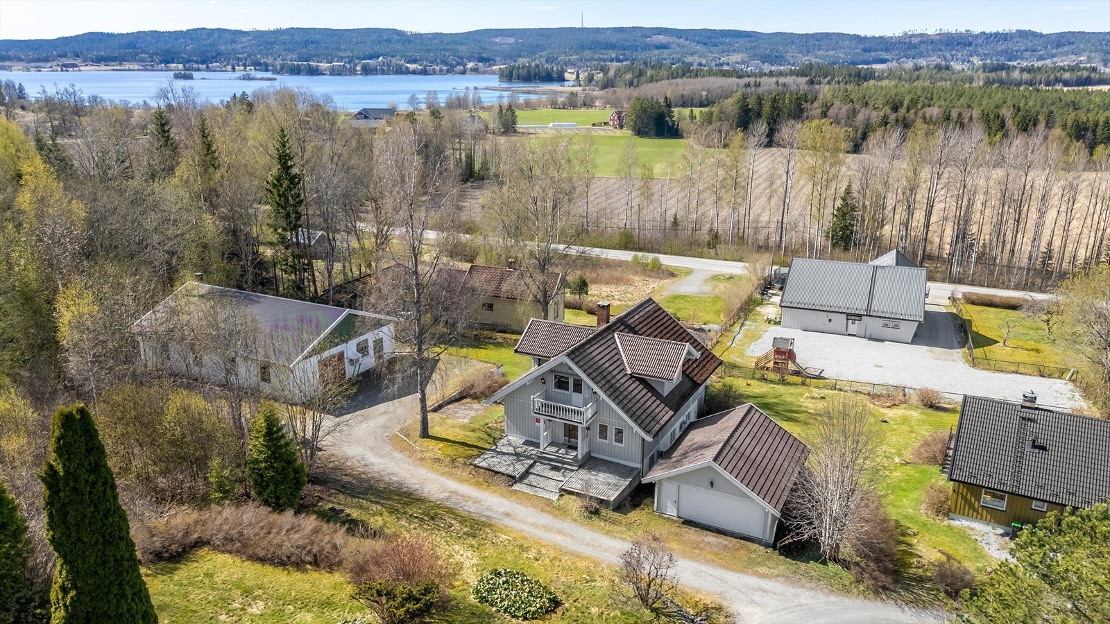 Aktiv Eiendom har gleden av å presentere Kollerudstien 5. En innholdsrik enebolig med dobbelgarasje og et stort snekkerverksted. Galleribilde