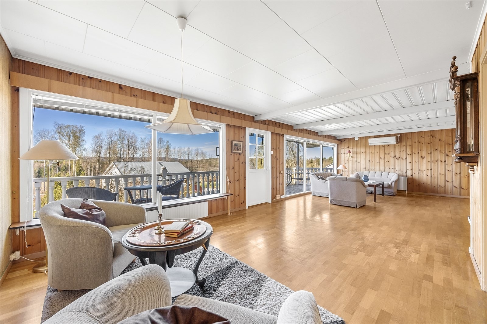 Stuen er romslig og har svært godt lysinnfall fra de store vindusflatene. Galleribilde