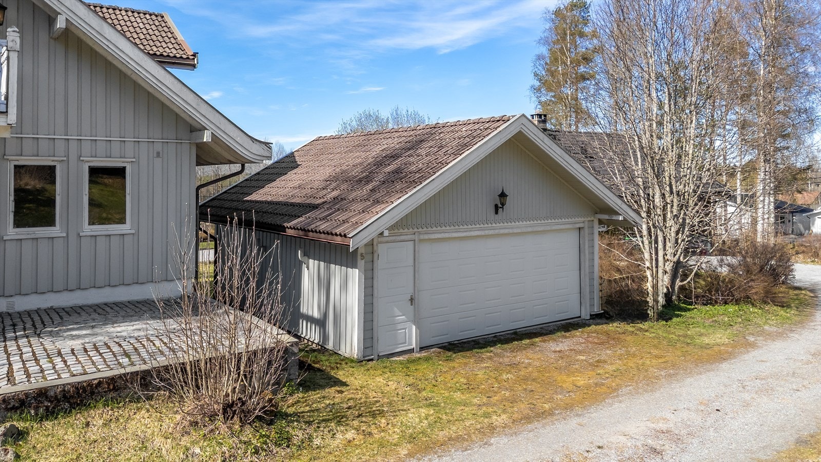 Parkering kan gjøres i dobbelgarasjen, eller i den grusede innkjørselen. Galleribilde