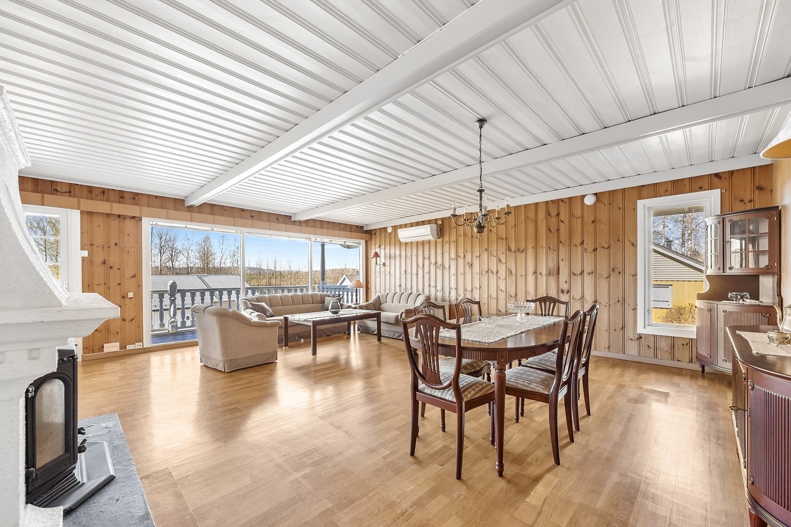 Med både varmepumpe og murt peis er det jevn, behagelig temperatur året rundt. Galleribilde