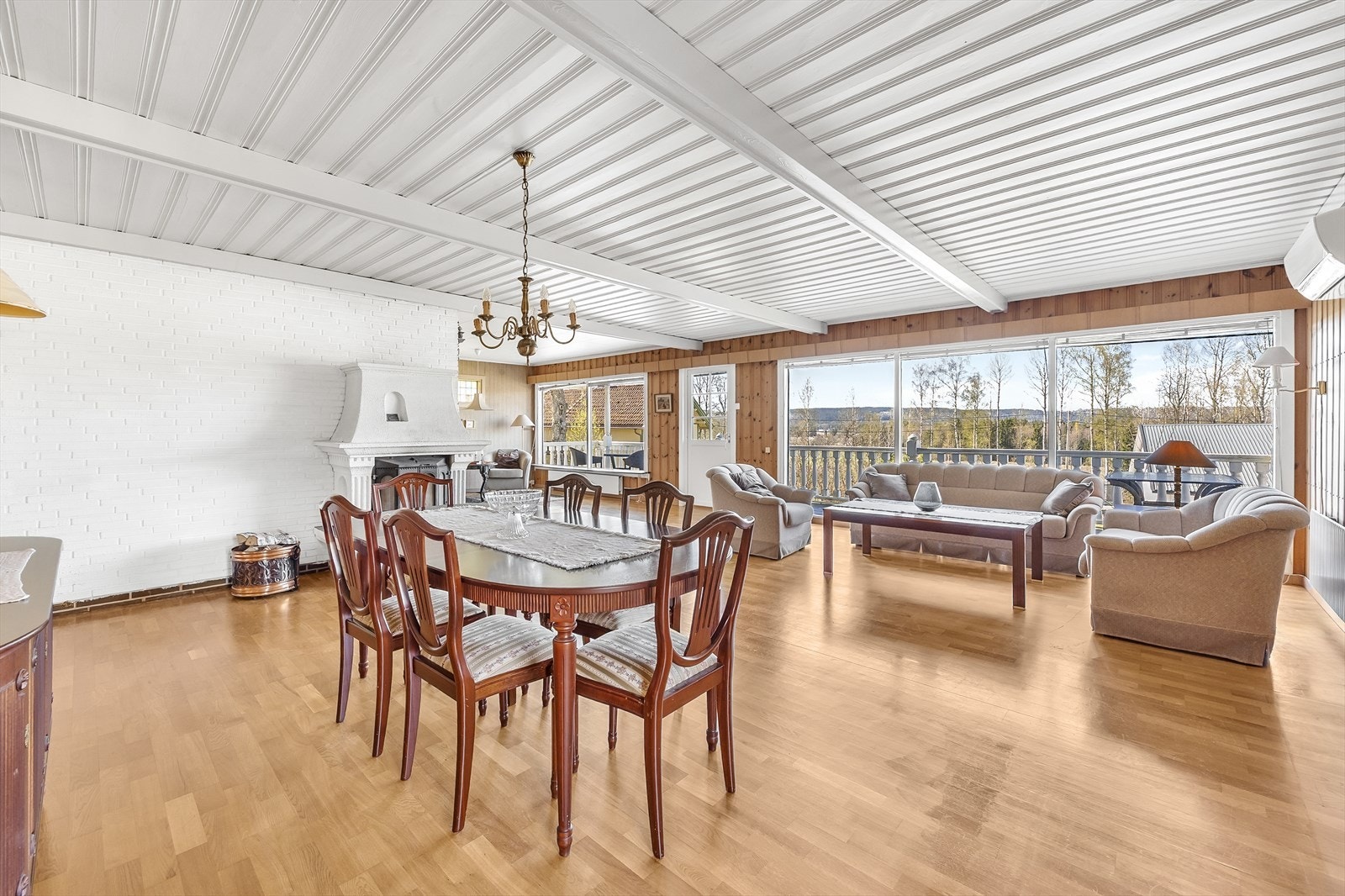 På gulvet er det parkett, mens veggene er kledd med trepanel og hvitmalt teglstein. Galleribilde