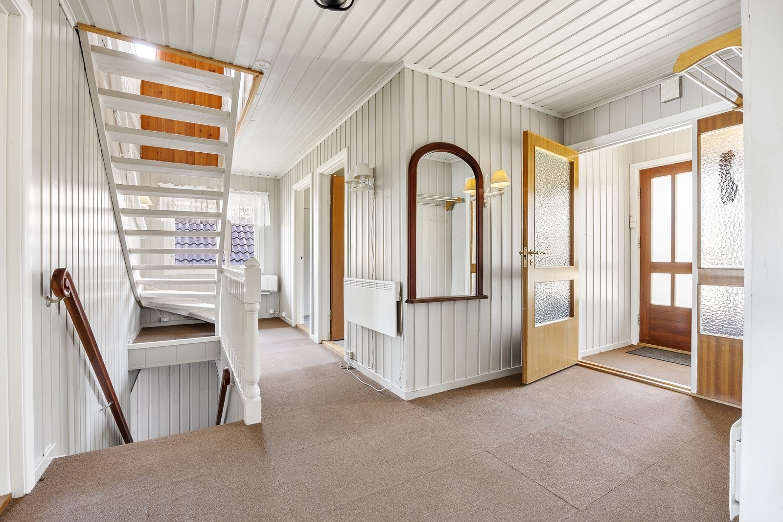 Vel inne har boligen en entré med tilliggende gang. Galleribilde