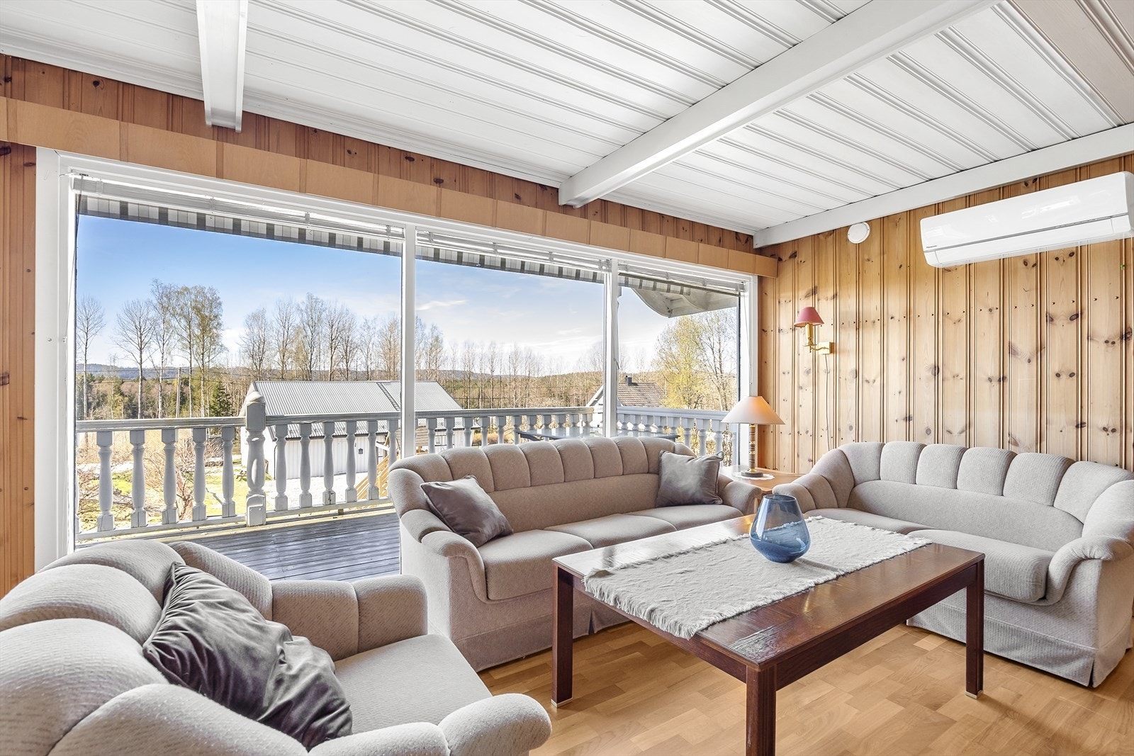 Fra stuen er det utgang til den solrike verandaen. Galleribilde