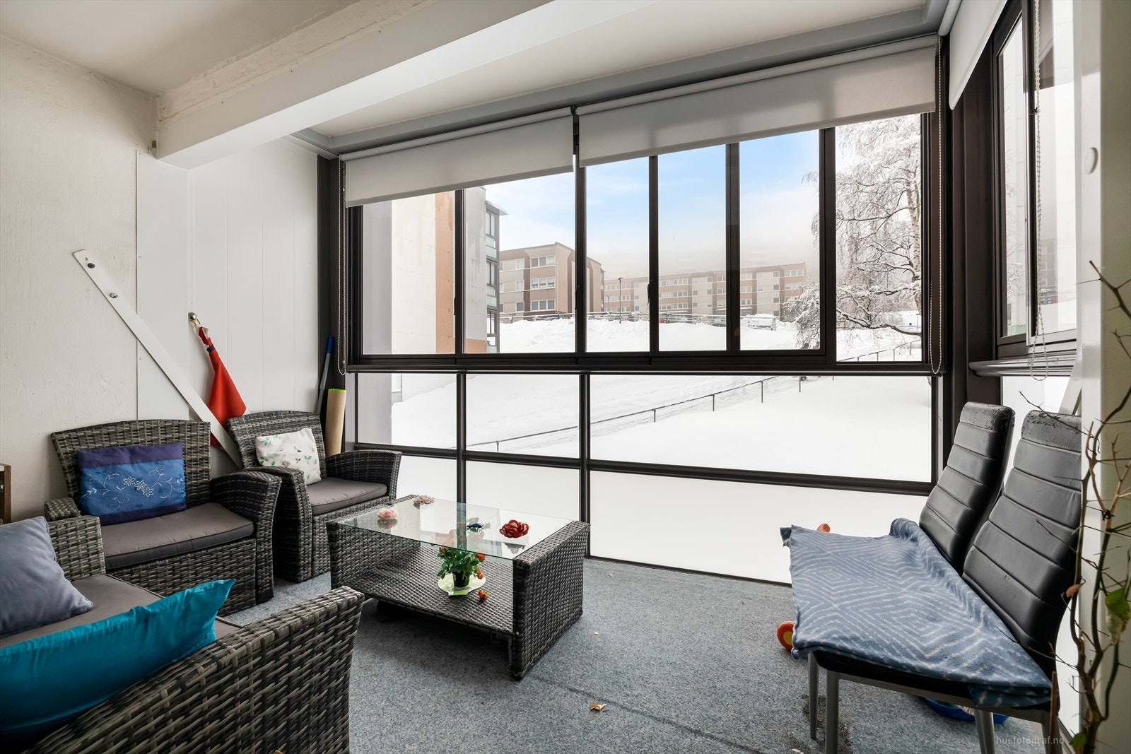 Fra stuen er det utgang til en innglasset balkong med god plass til en sittegruppe. Galleribilde