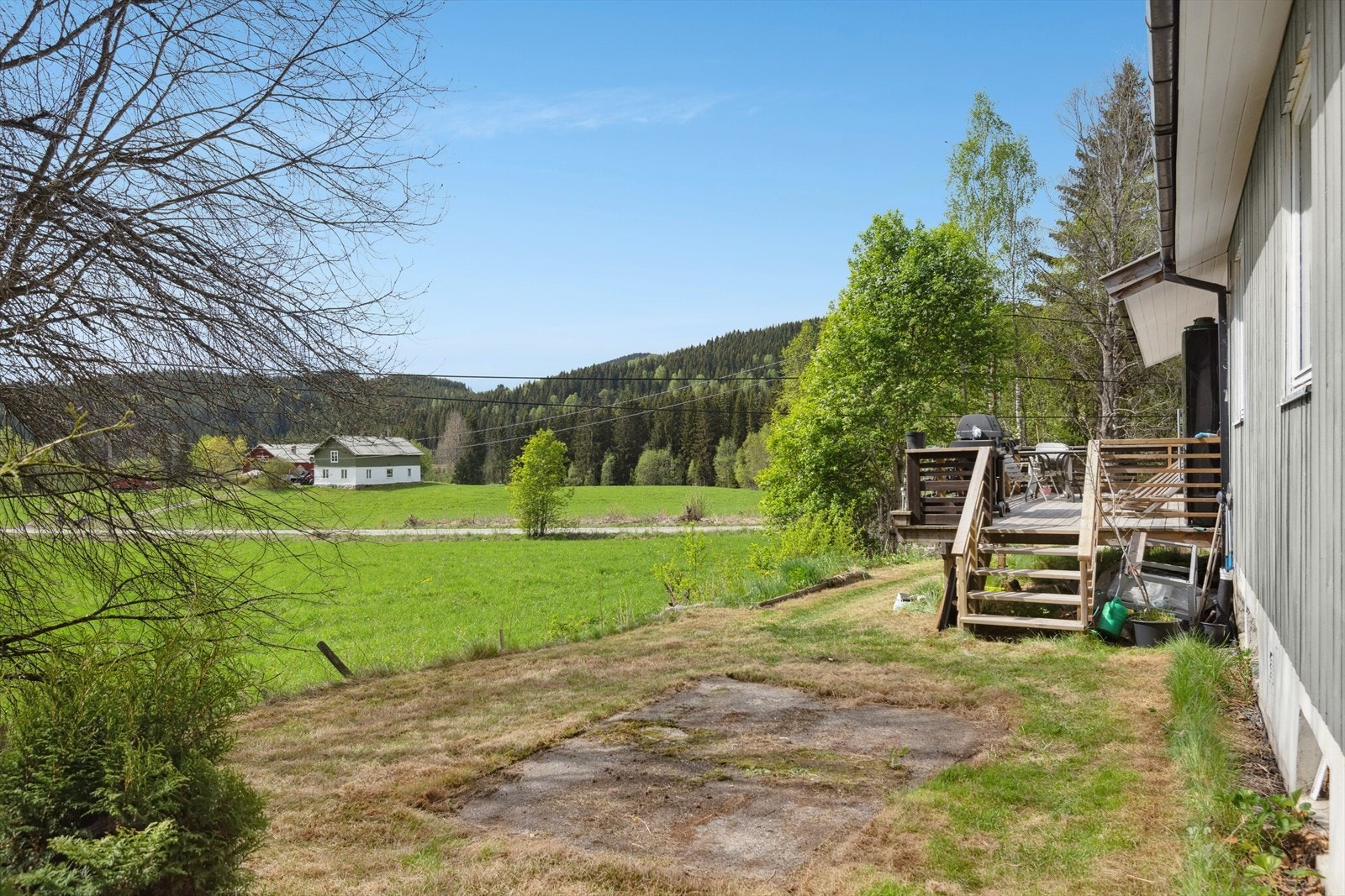 Romslig uteareal du kan benytte, her kan du så plen, bygge platting eller sette opp ett lite drivhus. Galleribilde
