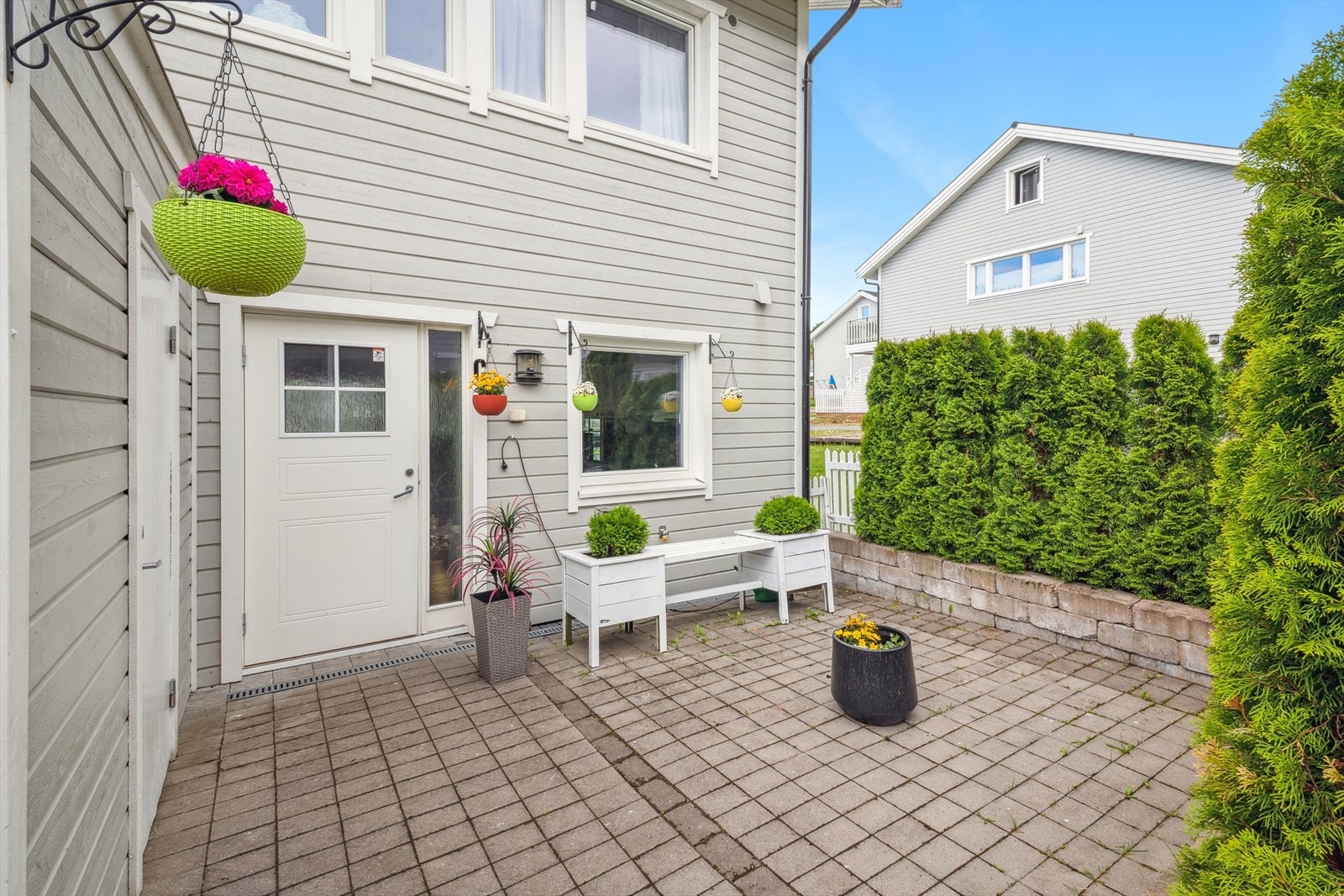 Svært hyggelig inngangsparti med stenbelagt uteplass og praktisk sportsbod. Galleribilde