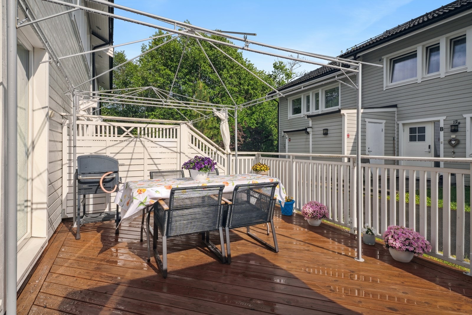 Terrassen ligger sydvendt og har gode solforhold! Galleribilde