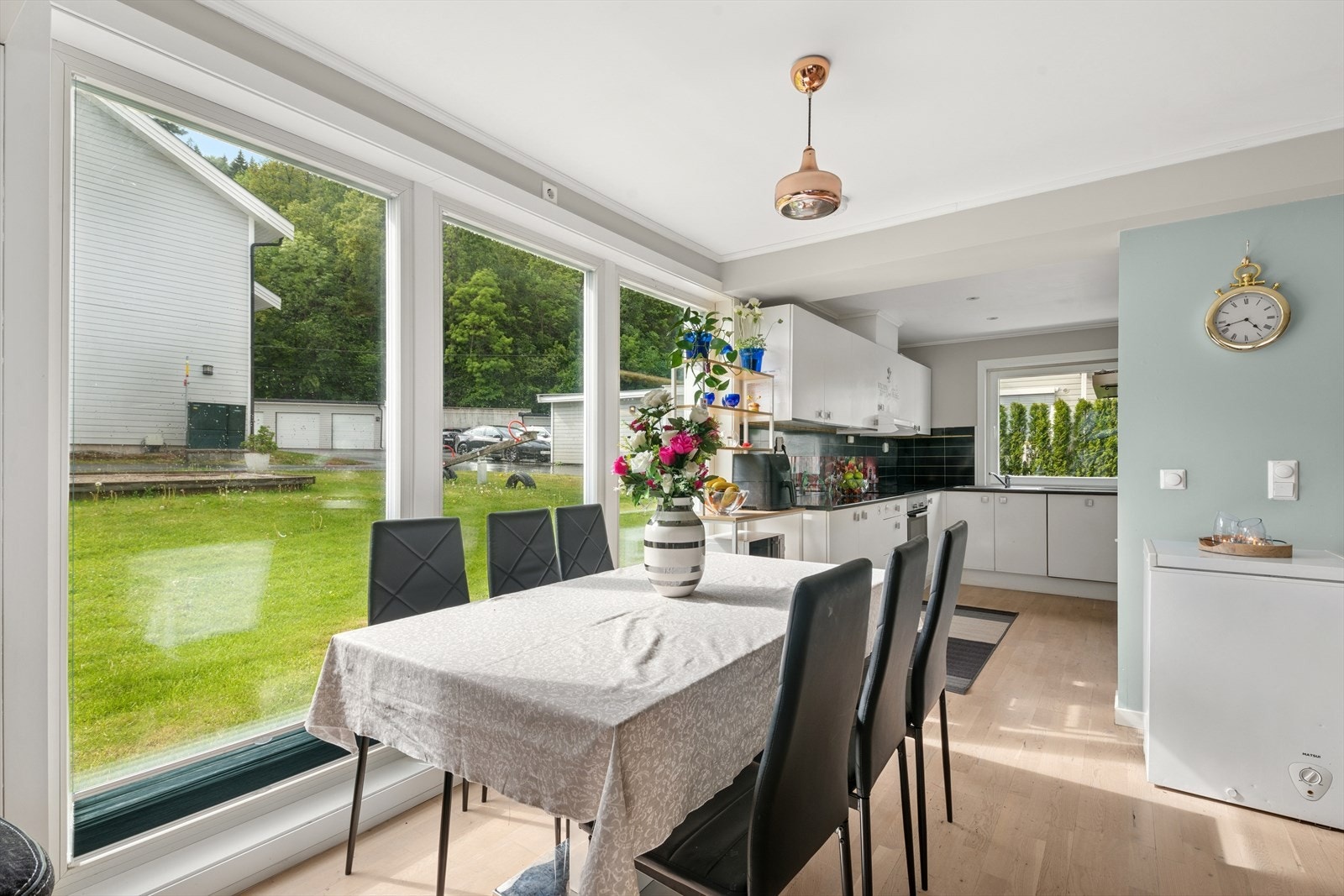 God plass til spisebord i tilknytning til kjøkkenet. Galleribilde