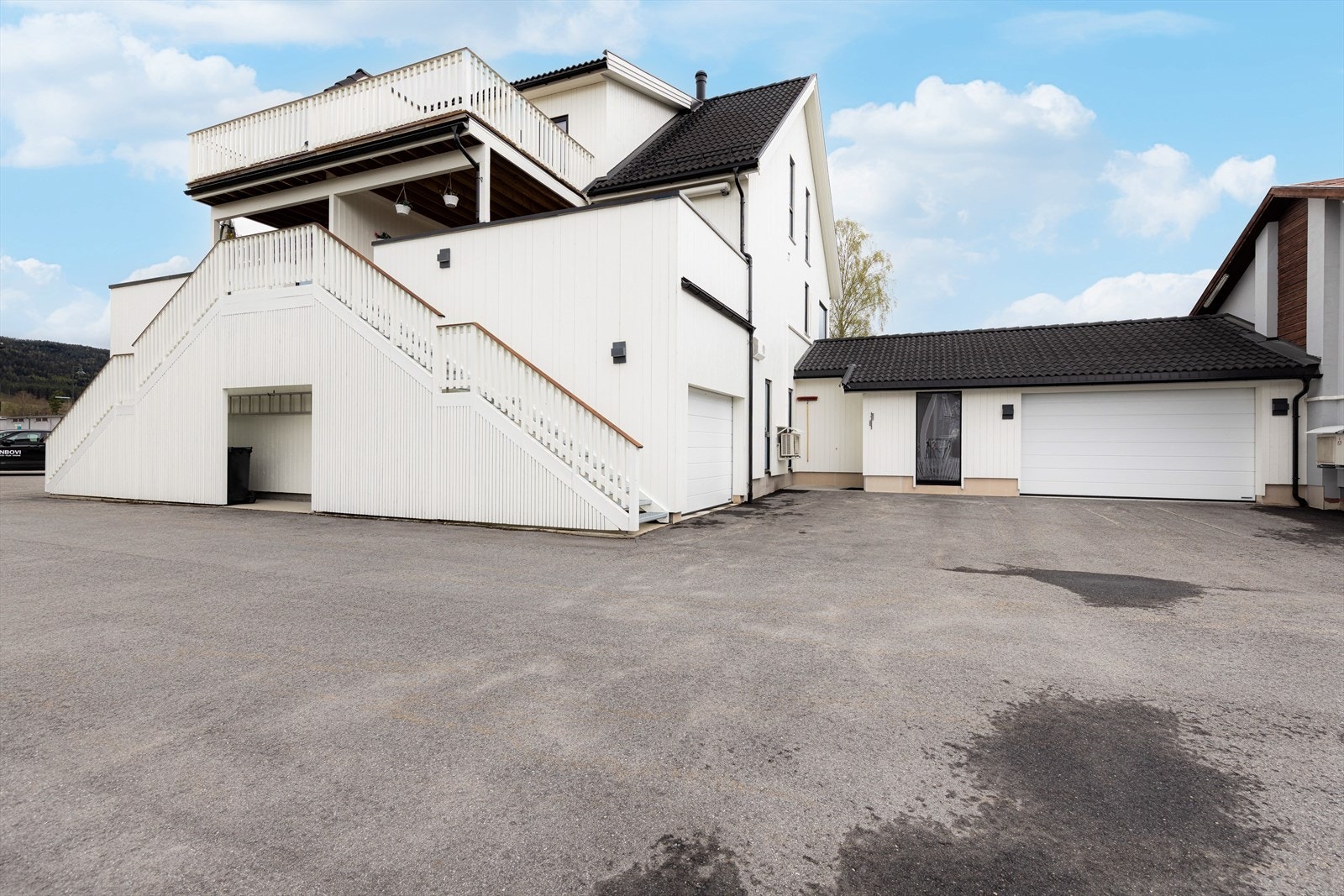 Det er i 1.etg i tillegg garasje under hver leilighet med støpt dekke og lagringsplass på hems. Galleribilde