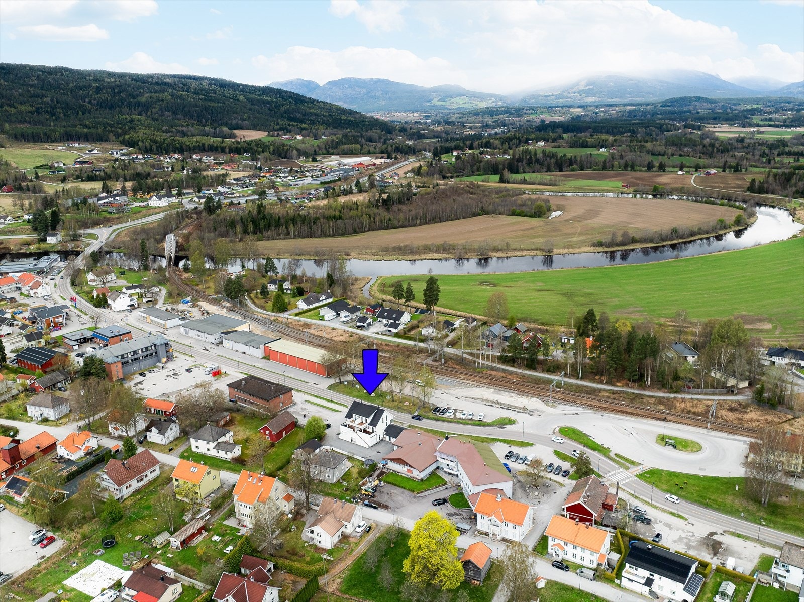 En meget spennende og innholdsrik kombinasjonseiendom med mange muligheter! Eiendommen ligger midt i Gvarv sentrum med alle fasiliteter i nærområdet, med kort veg til barnehager og 10-årig skoletilbud ved Gvarv skole. Galleribilde