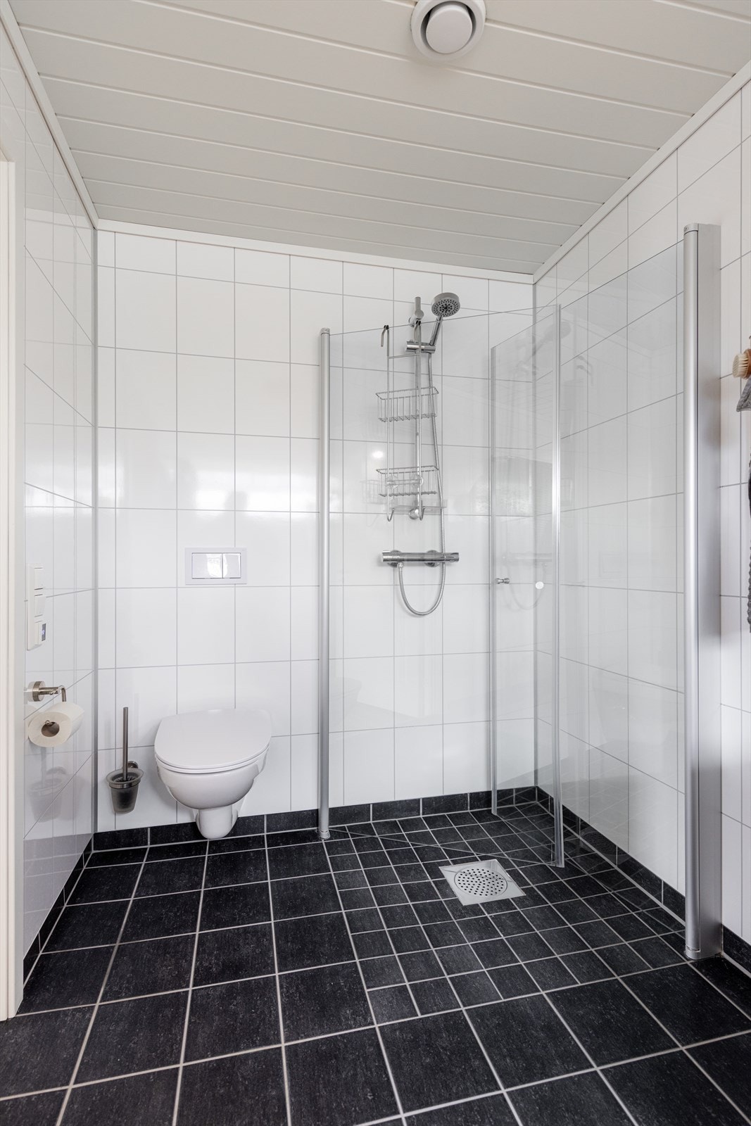Pent, flislagt bad med varme i gulv. Galleribilde