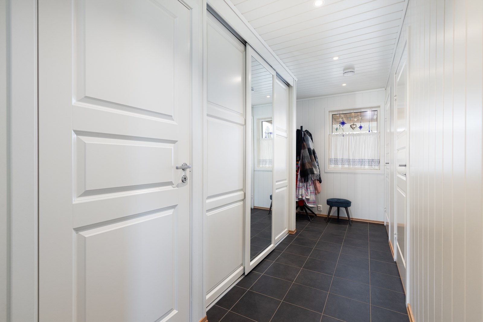 I entre er det skyvedørsgarderobe med en speildør, hvor det er god plass for sko og yttertøy. Galleribilde