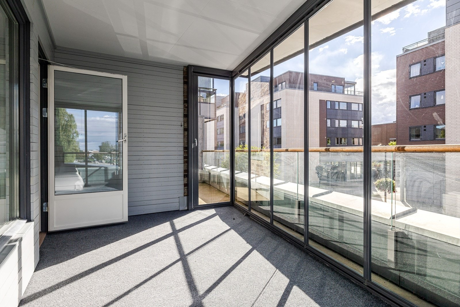 Fra den innglassede balkongen er det utgang til en åpen balkong på ca. 5 kvm. Galleribilde