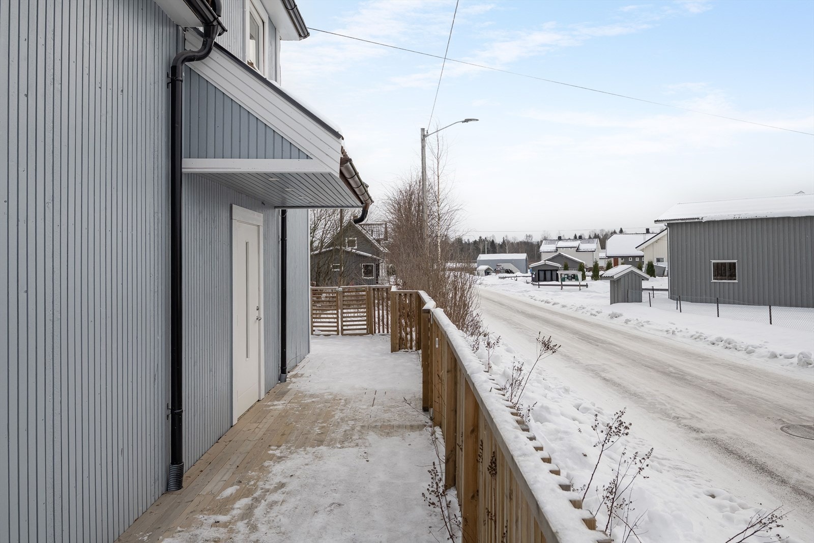 Inngangspartiet ligger i tilknytning til den store terrassen som strekker seg rundt store deler av huset. Galleribilde