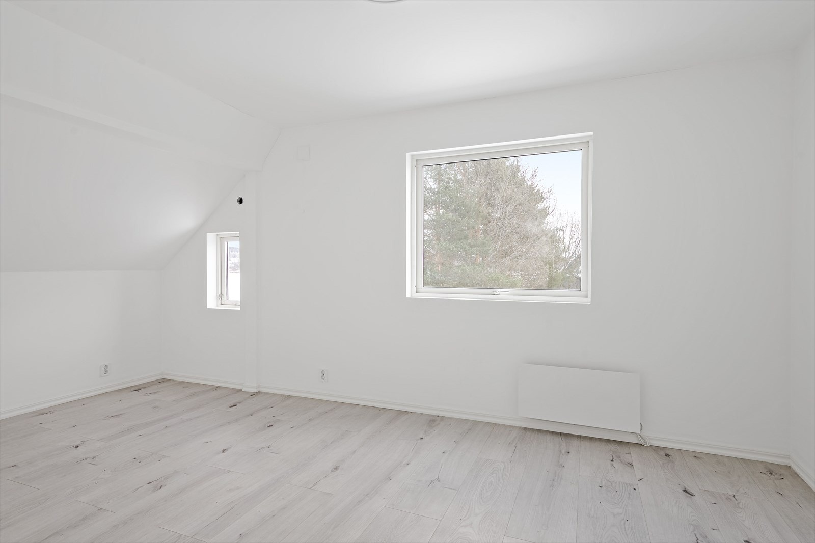 Godt med plass til stor seng, nattbord og oppbevaringsmøbler. Galleribilde