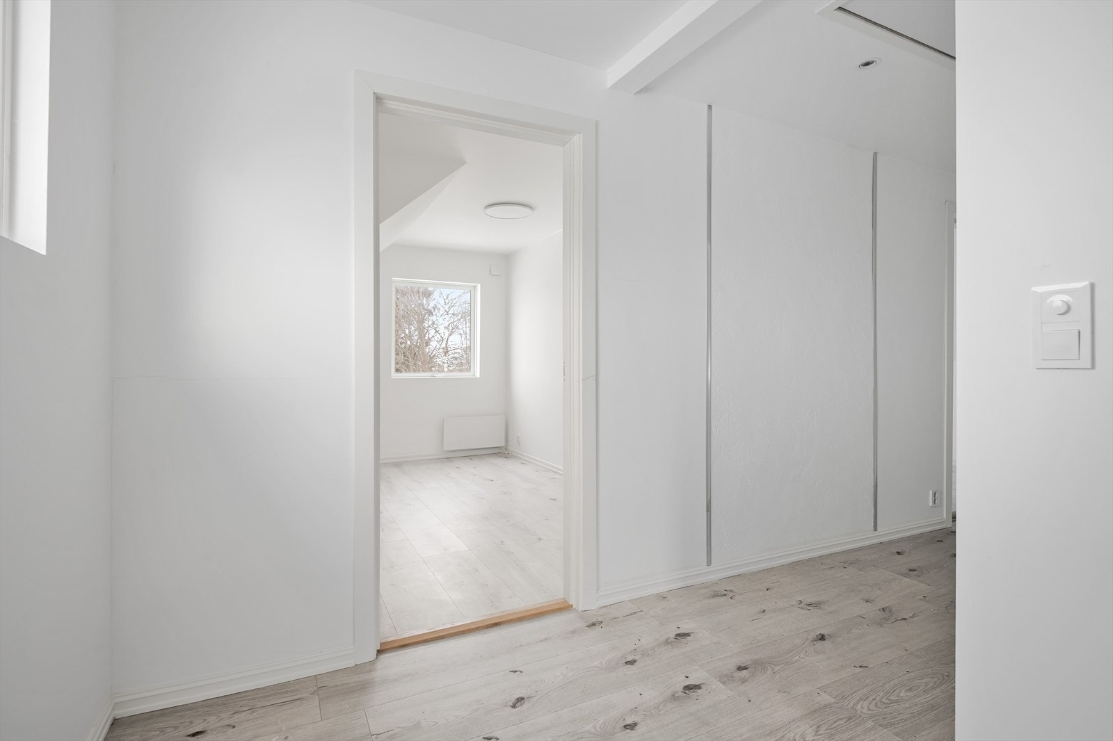 Gangen i 2. etasje har laminatgulv og glatte veggflater som er hvitmalte. Galleribilde