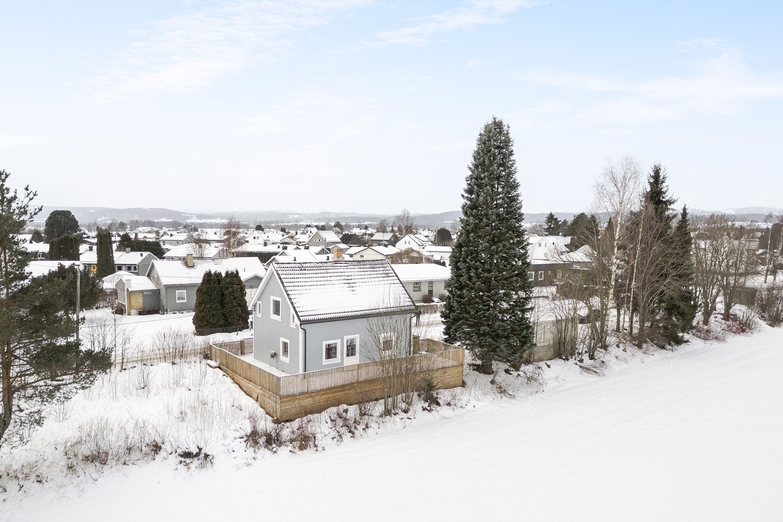 Eiendommen ligger i et etablert boligområde på Vollermoen, fint område for både store og små. Galleribilde